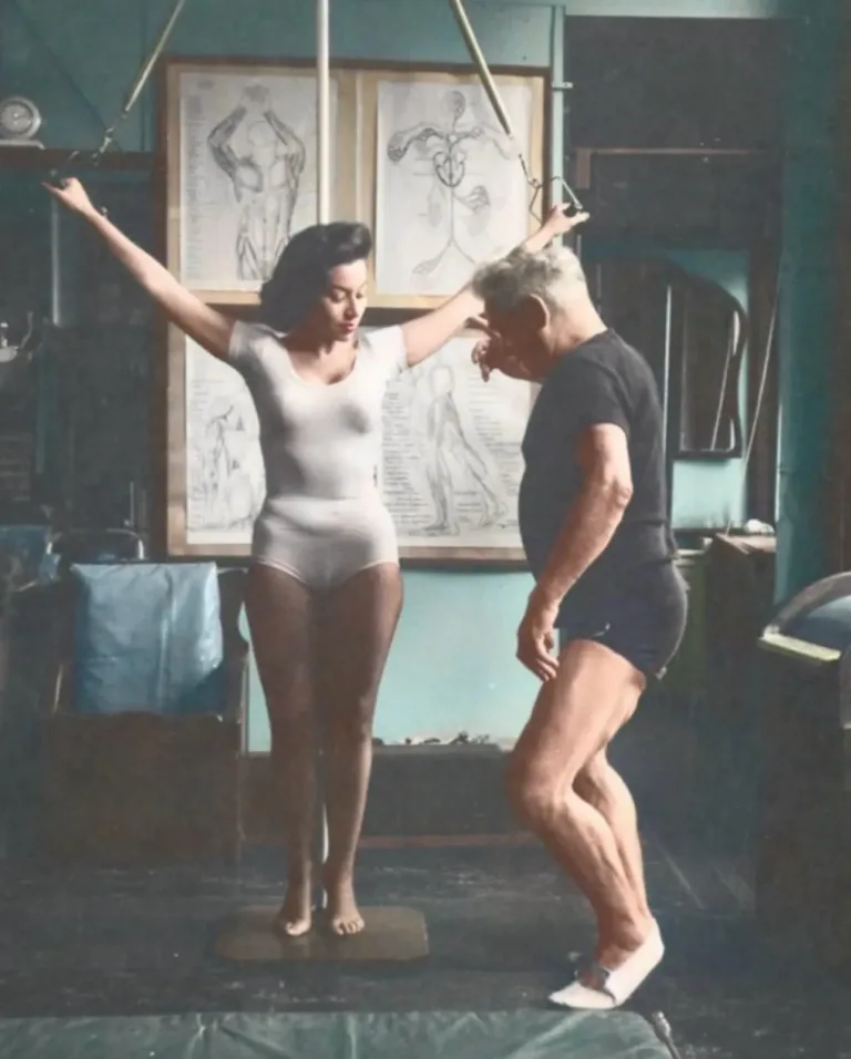 joseph pilates podczas cwiczen ze swoja partnerka
